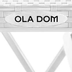 Набор складной садовой мебели "RATTAN" от OLA DOM. 2 стула и стол. Цельнолитая спинка и сиденье на металлическом каркасе. Цвет: Белый.