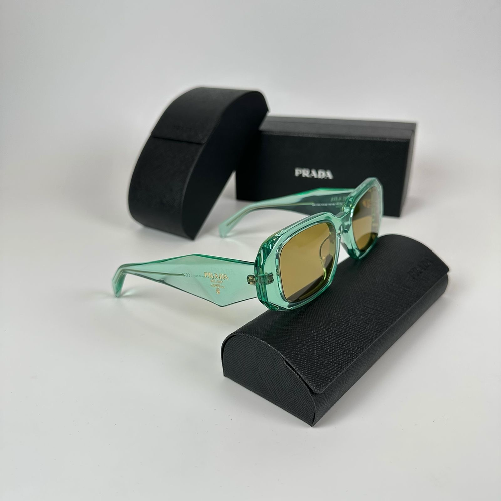 Солнцезащитные очки Prada