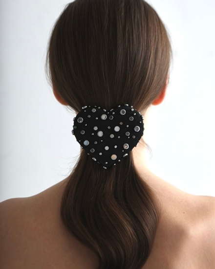 Заколка-сердце S из черного шелка с серебристыми клепками