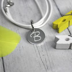 Кожаный браслет шнурок с серебряной монеткой с гравировкой на заказ