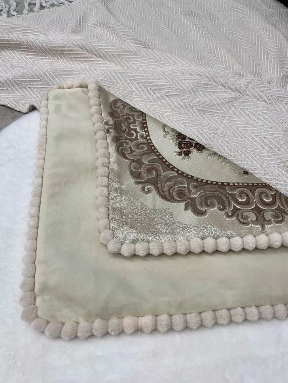 Декоративная наволочка 50х50 для подушки с декором