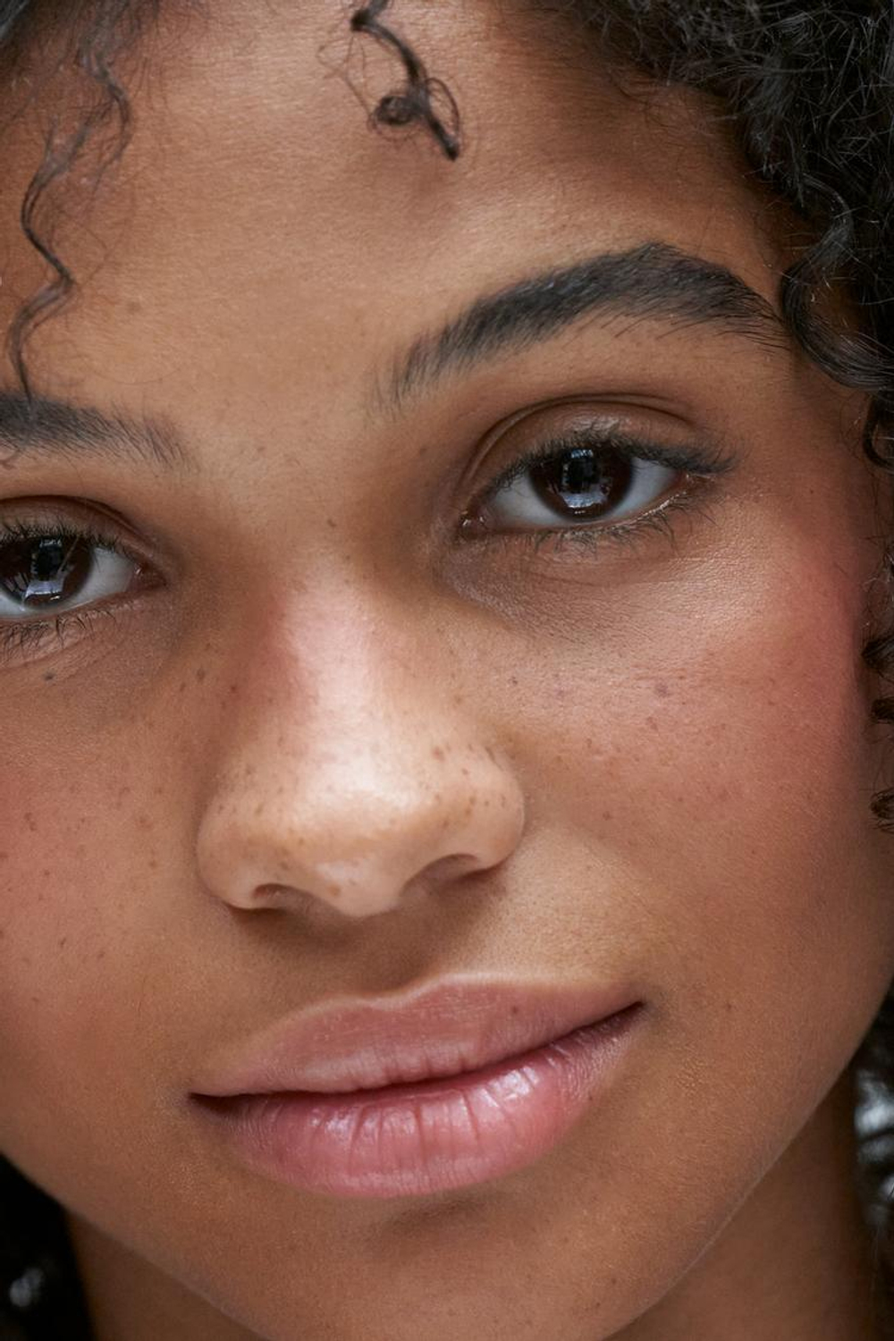 ZARA ЖИДКИЕ РУМЯНА FIRST FLUSH, ЧЕРНИКА