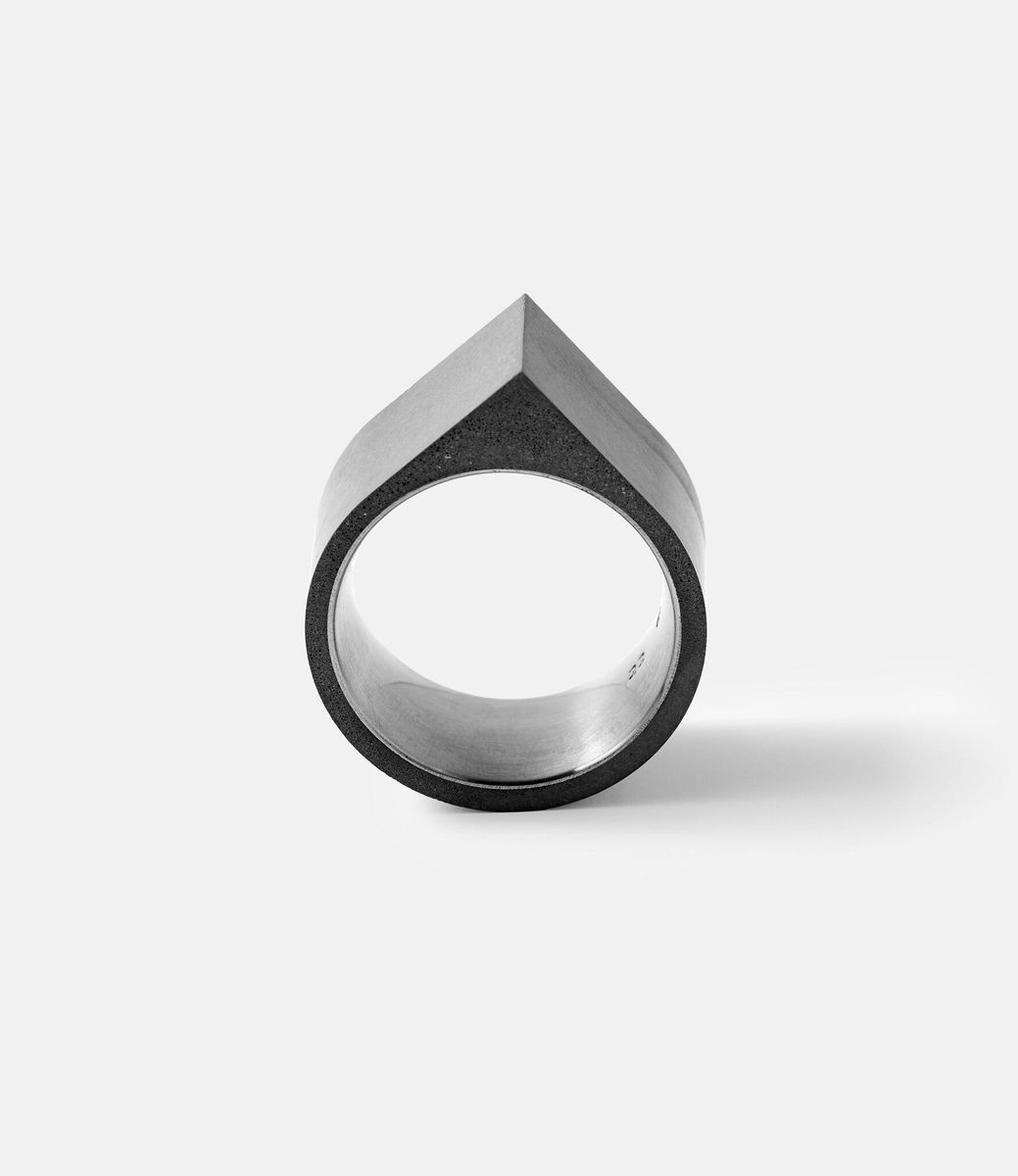 22 Studio Corner Ring — кольцо из бетона