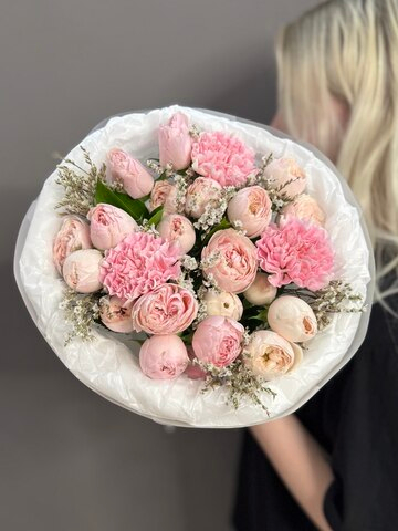 Букет из кустовых пионовидных роз и диантусов