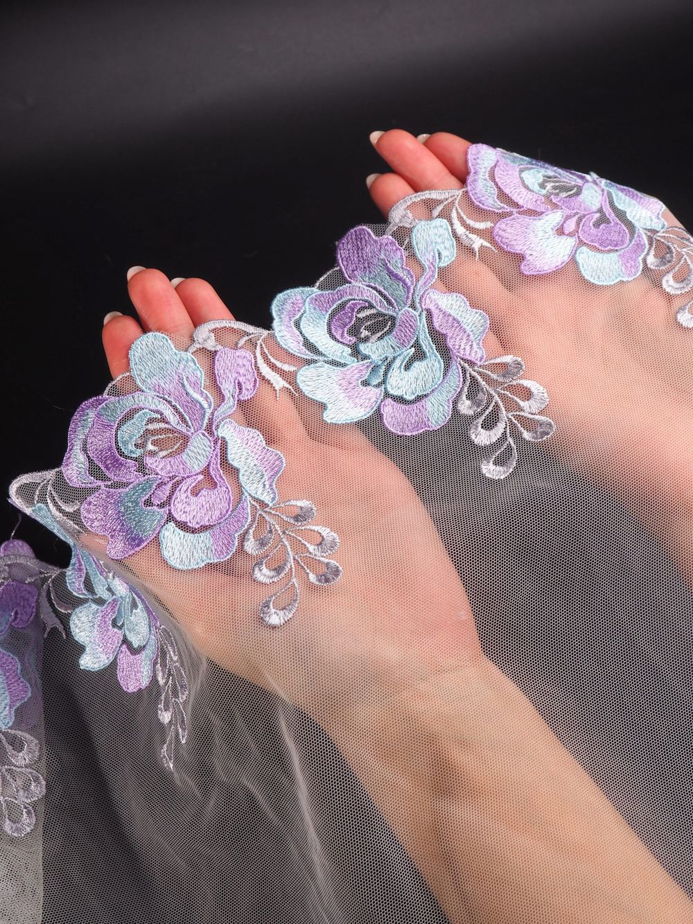 Вышивка на сетке молочная с мультиколор неэластичная ширина 25 см (2 стороны)