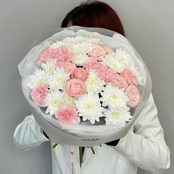 «Мягкое свечение» сборный букет с кустовой розой мадам бомбастик, диантусами и хризантемой