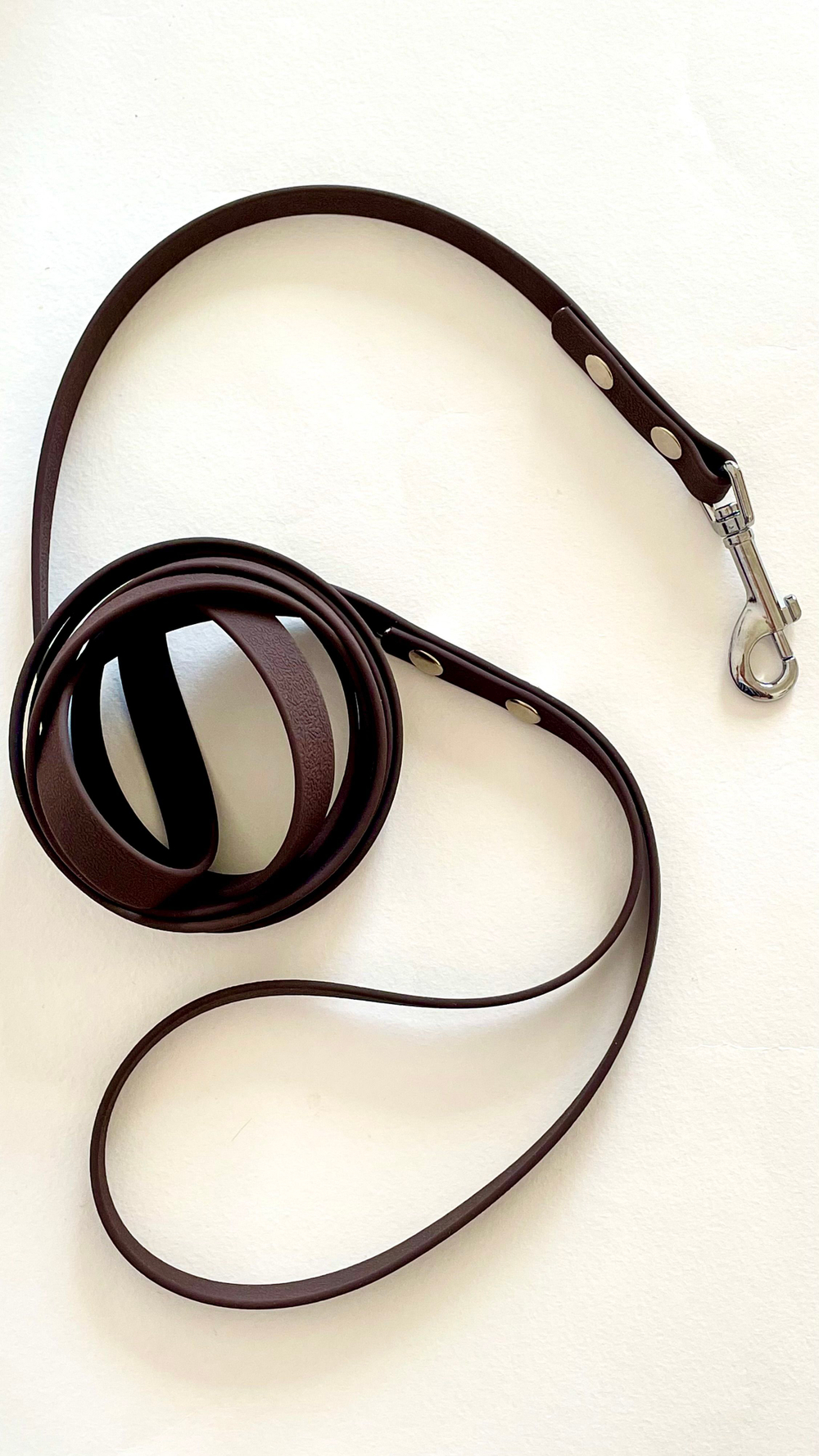 Поводок из Биотана цвет темный кедр, 15 мм , 3 м , теснение под кожу.