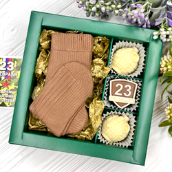 Шоколадный набор "23 февраля: носки и 3 конфеты ручной работы