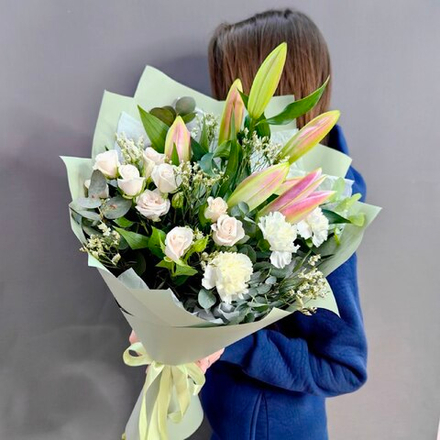 Букет с розовой лилией