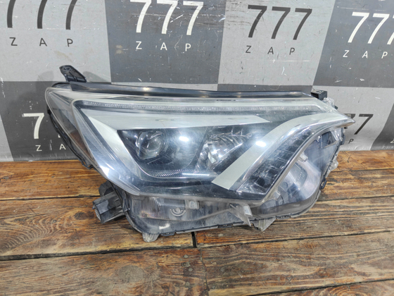Фара правая LED Toyota RAV4 IV (XA40) 15-19 Б/У Оригинал 8114542680