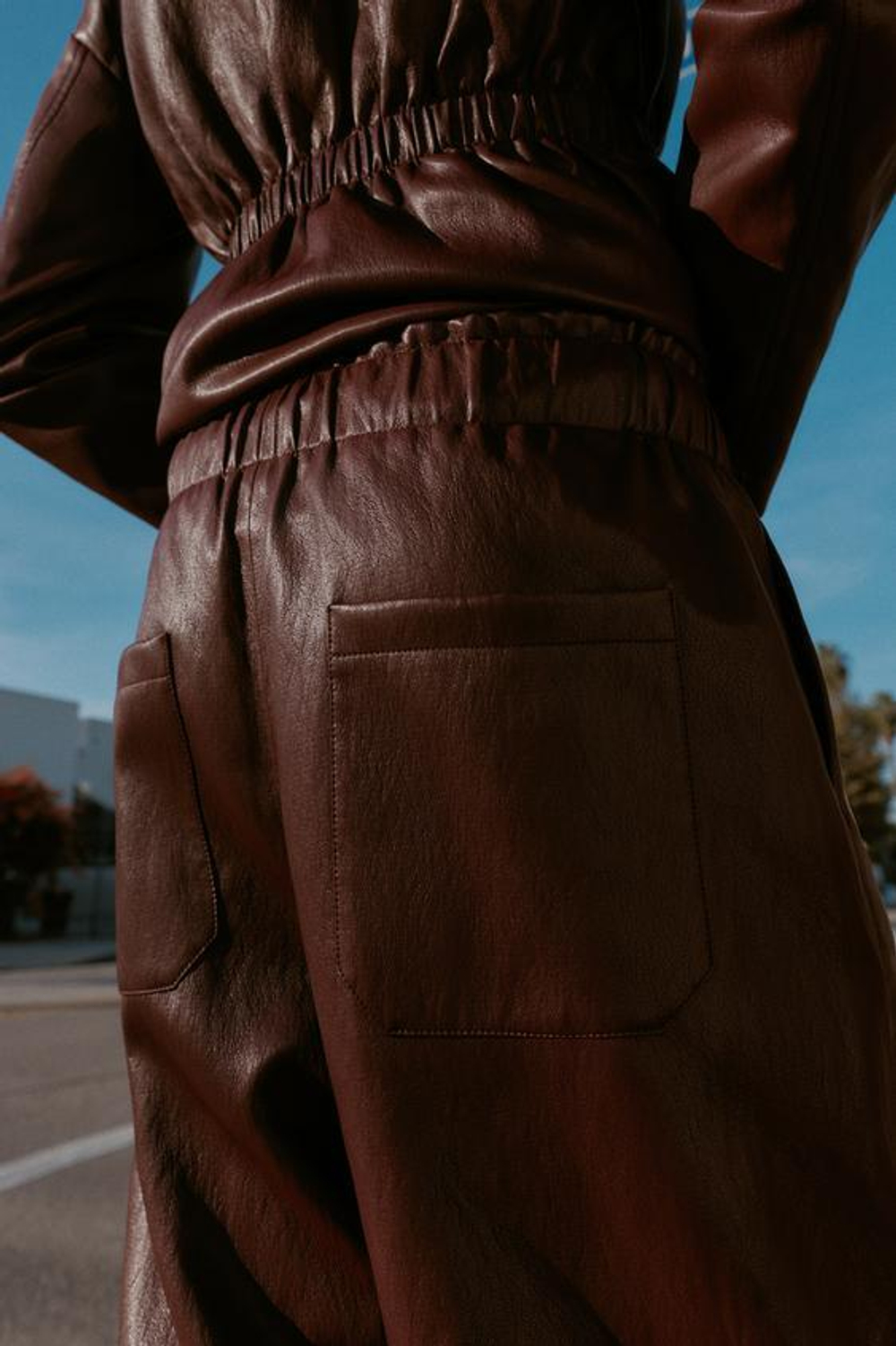 ZARA БРЮКИ ИЗ ИСКУССТВЕННОЙ КОЖИ С ЭЛАСТИЧНЫМ ПОЯСОМ, ГРАНАТОВЫЙ