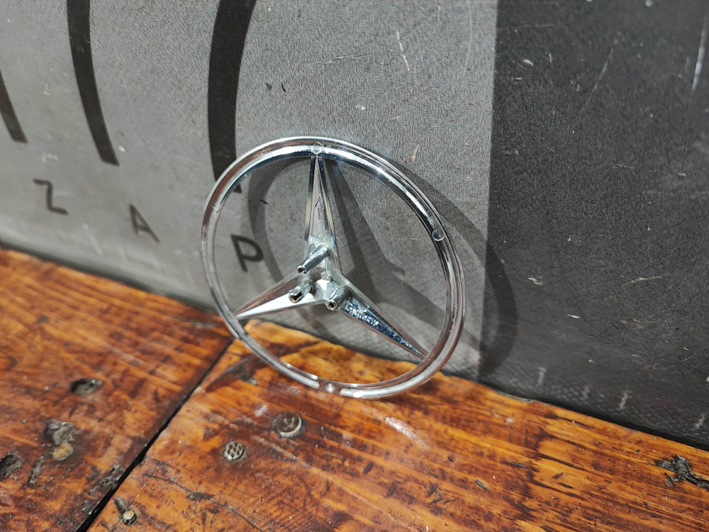 Эмблема крышки багажника Mercedes C-Class (W205) 14-23 Б/У Оригинал A2058174500