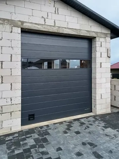 Секционные ворота с панорамной панелью