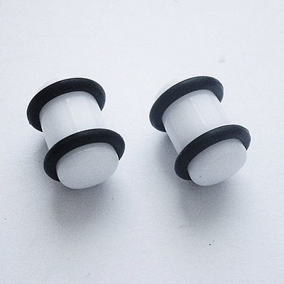 Акриловые плаги ( белые) для пирсинга ушей. Диаметр 10 мм (пара)