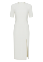 Платье-футляр с разрезом в белом цвете