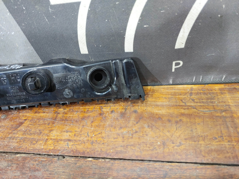 Кронштейн переднего бампера правый GAC GS8 2 21-нв Б/У Оригинал 7105012DRS0000