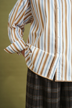 Рубашка классического кроя, голубая и коричневая полоска на айвори