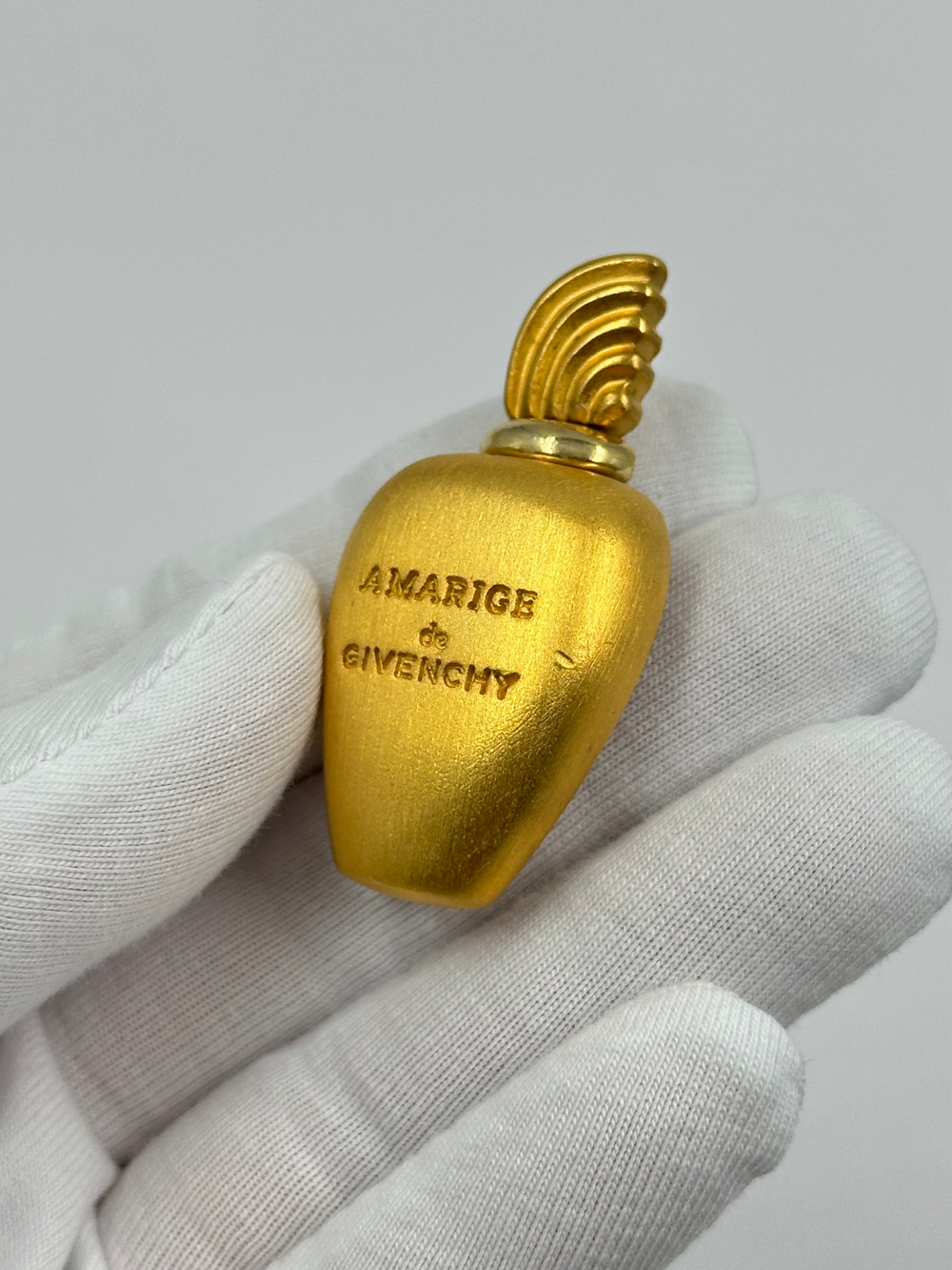 Брошь в виде флакона духов Amarige Givenchy