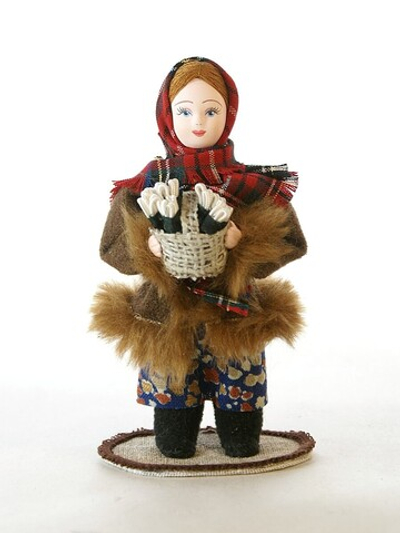 Кукла фарфоровая Девочка с корзиной подснежников