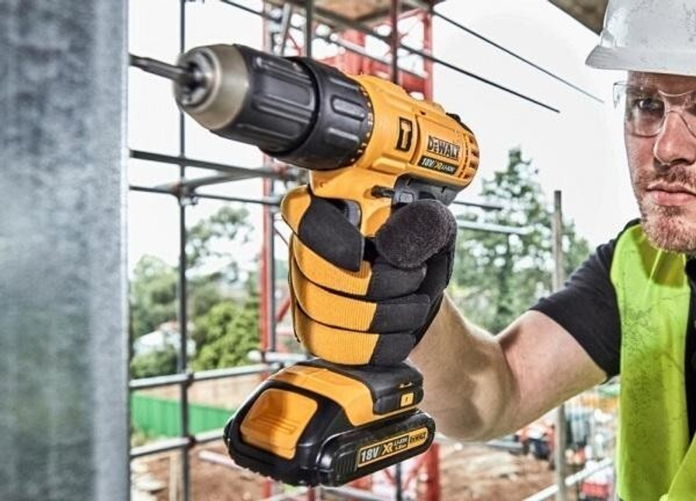 Дрель-шуруповерт аккумуляторная DeWALT DCD 776 M1T ударная