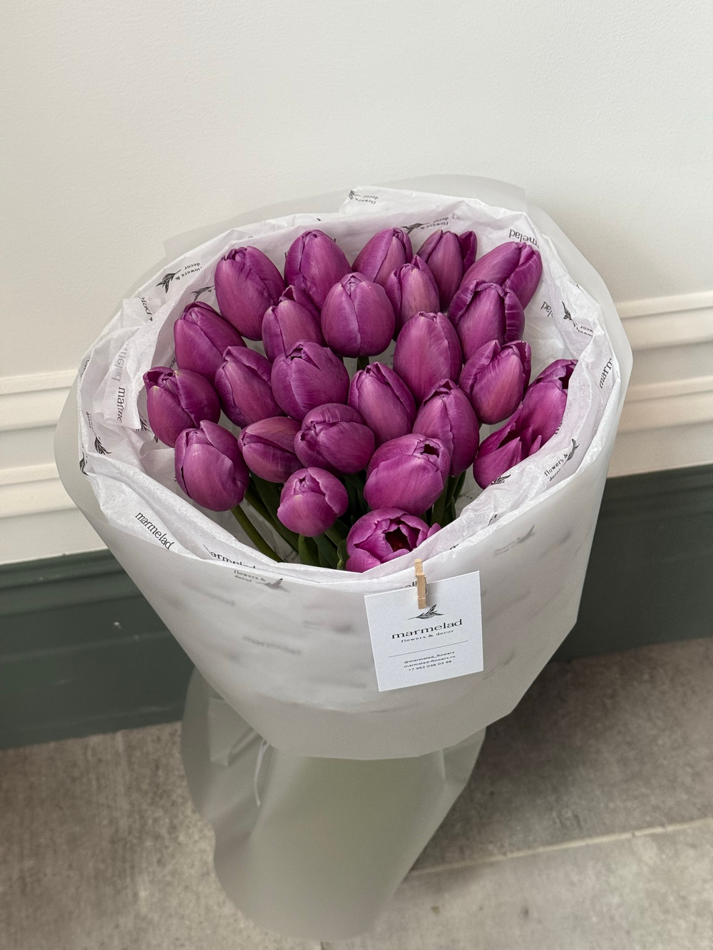 Букет из 25 фиолетовых тюльпанов