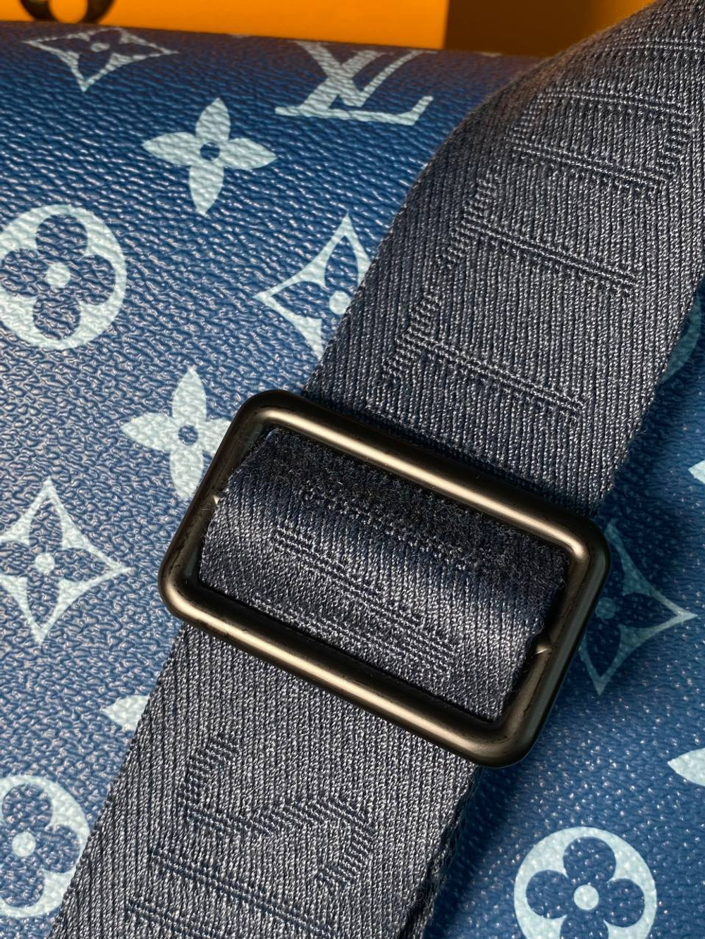 Сумка-мессенджер Louis Vuitton