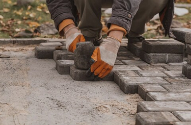 Укладка плитки на бетонное основание: когда это оправдано зимой