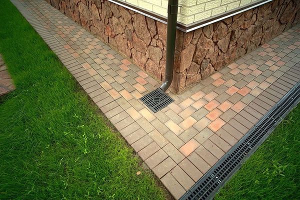 Отмостка из тротуарной плитки