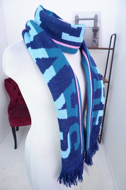 Шарф для яркого акцента