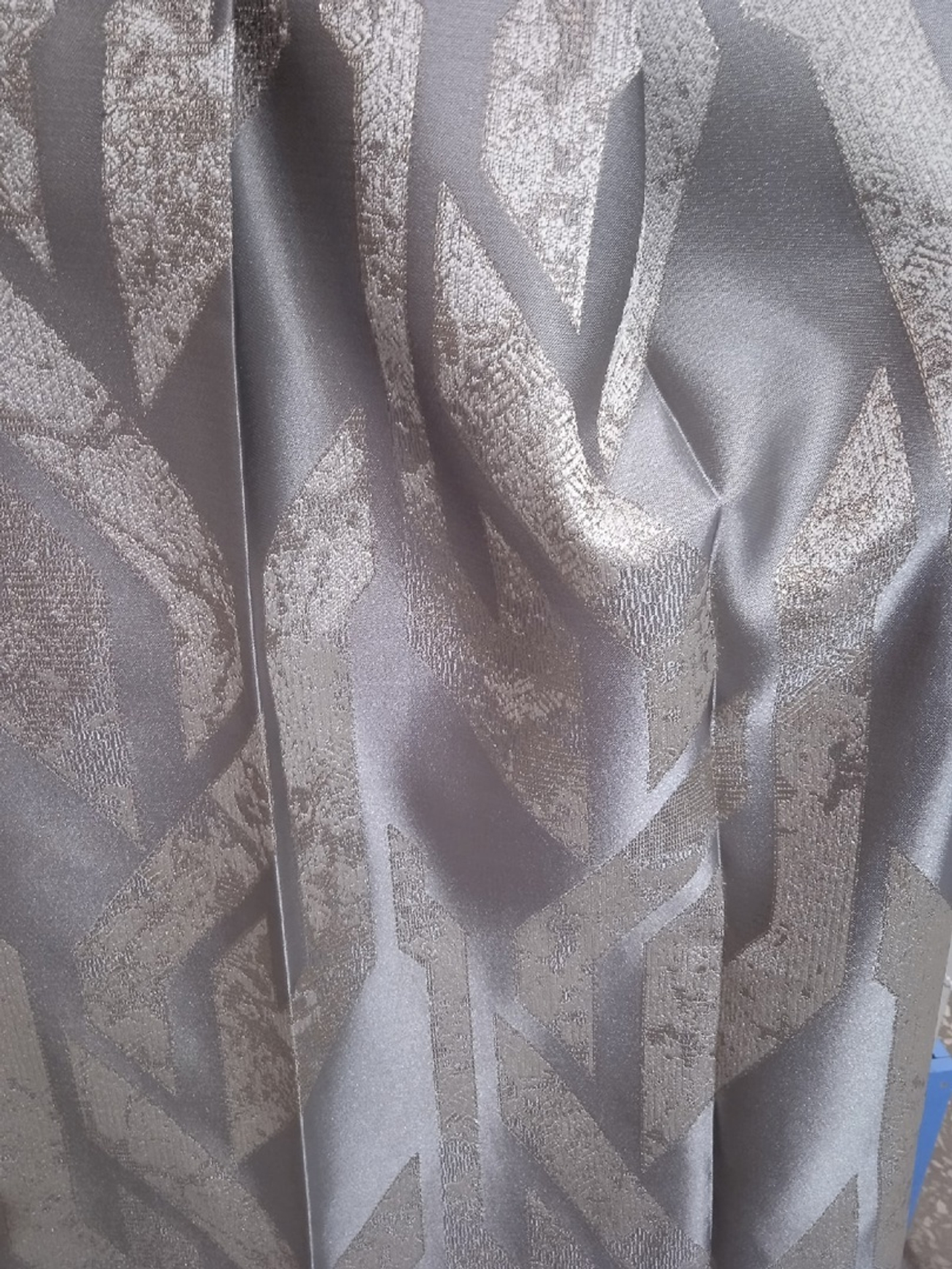 В комнате главные шторы!