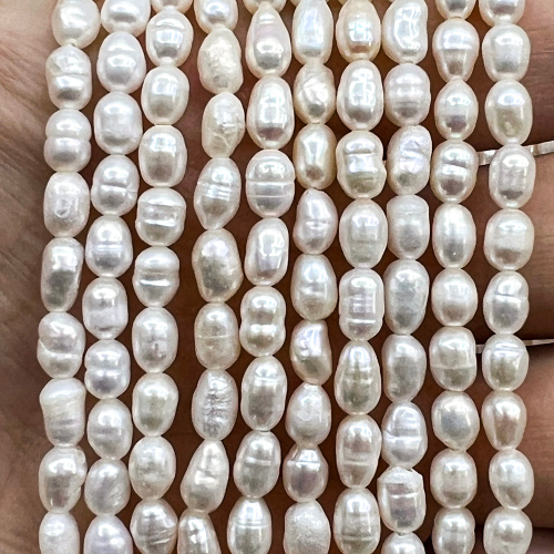 Жемчуг 2А речной бусины Рис 4-6 мм, на нитке 38 см