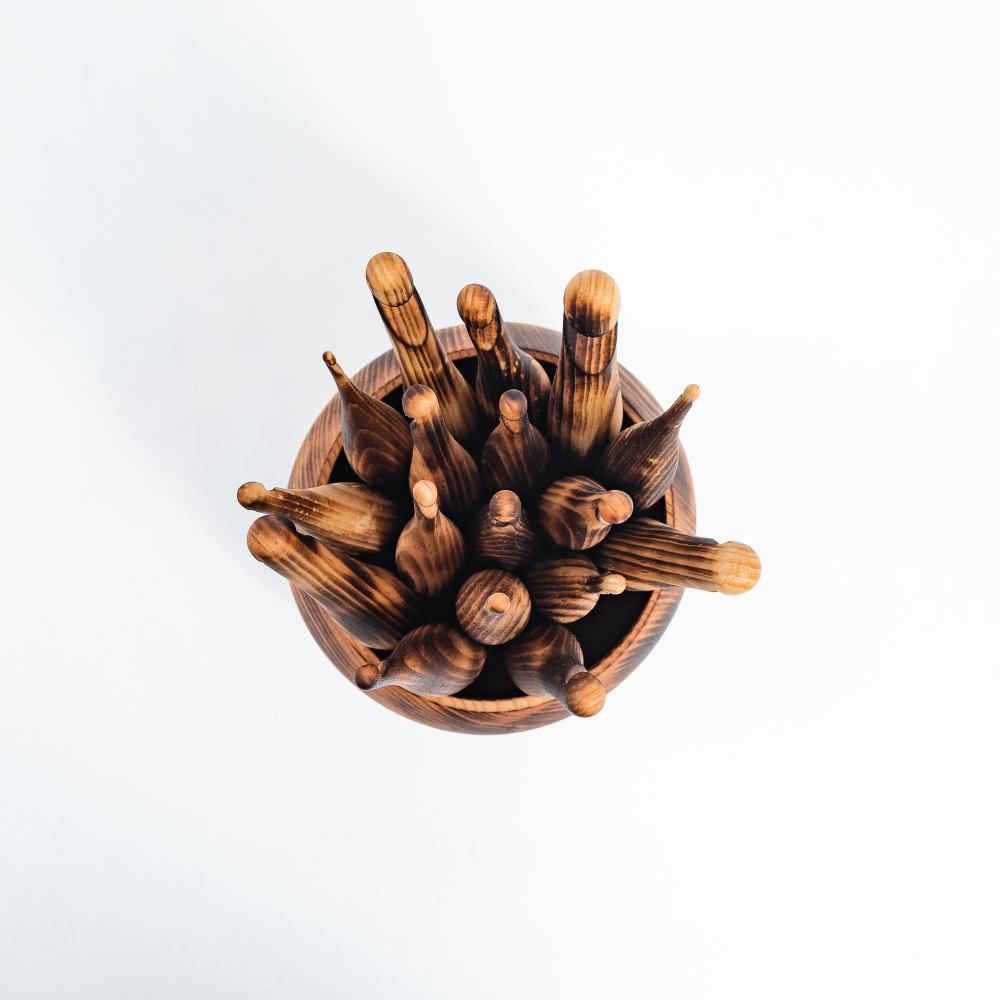 Набор деревянных крючков для вязания из древесины кедра 17 шт. (3-14 мм) с клубочницей. KN25