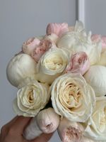 Свадебный букет из пионов, кустовых пионовидных и одноголовых роз