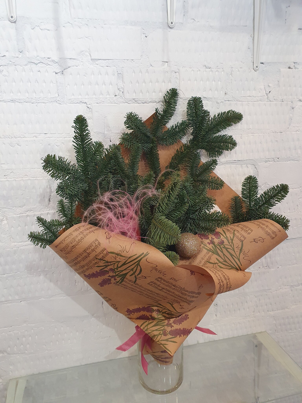 Шикарная ветка Нобилиса в нежном новогоднем оформлении