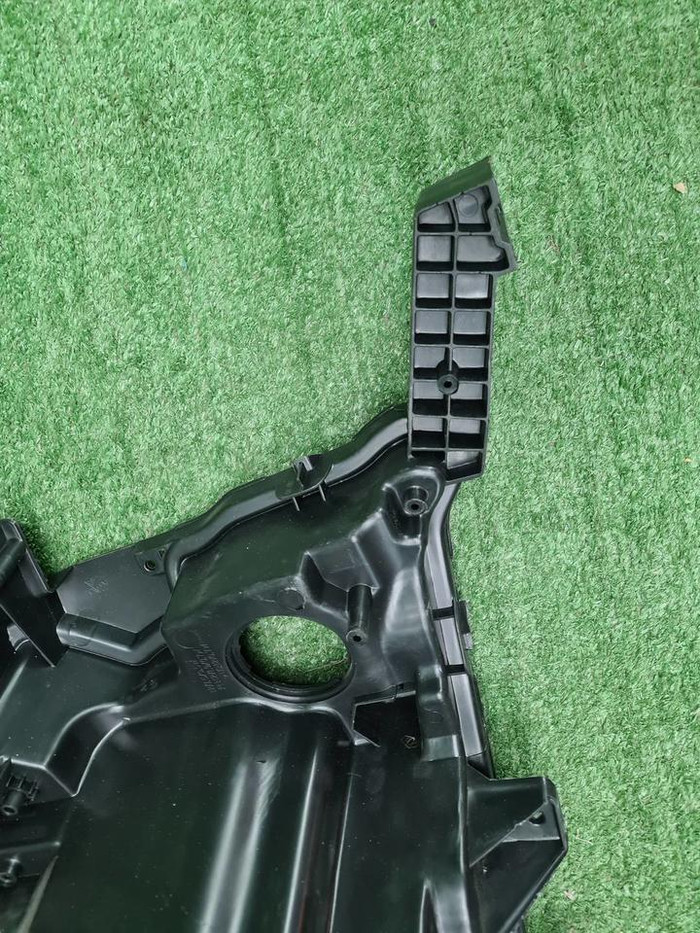 Корпус фары левый Toyota Land Cruiser 200 (15-21)