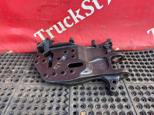 Кронштейн переднего бампера левый