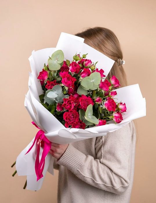 Букет из кустовой розы Черри Блоссомс с эвкалиптом