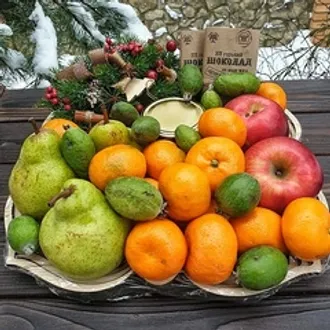 Корзина новогодняя "Фруктовая" с шоколадом и витаминной смесью