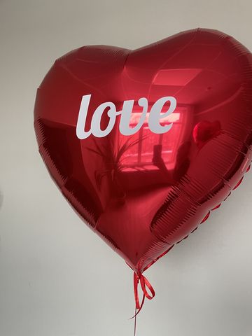 Шар большое красное сердце с надписью Love