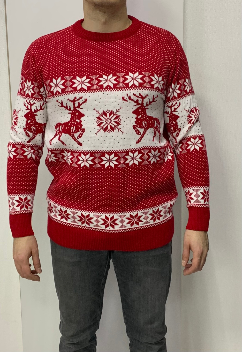 Красный теплый джемпер с изображением оленей
