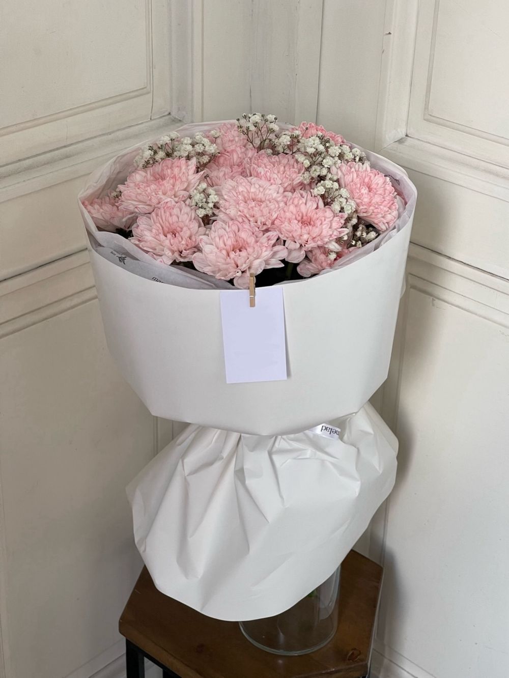 Авторский букет из персиковой хризантемы и белой гипсофилы