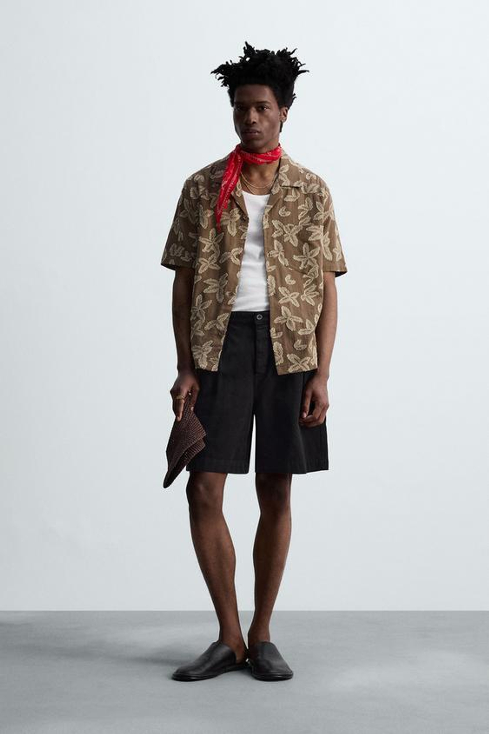 ZARA ШОРТЫ RELAXED FIT СО СКЛАДКАМИ, ЧЕРНЫЙ