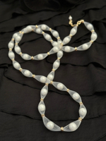 Колье длинная нить из белой ювелирной сетки с жемчугом Майорка, оттенок золото