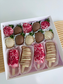 Клубника и бананы в шоколаде