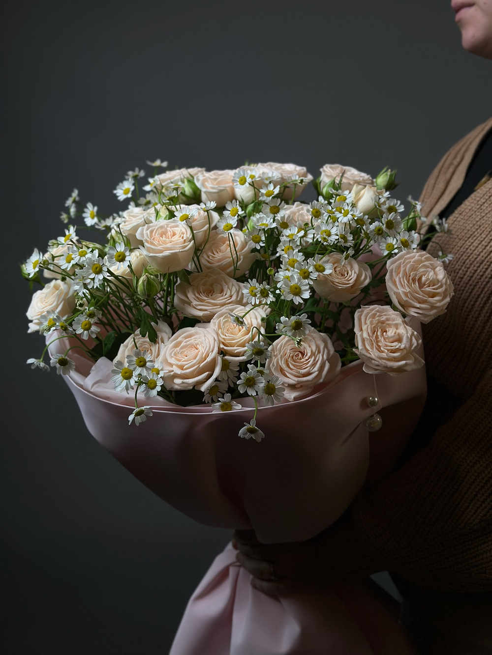 Дуо букет « Кустовые розы и ромашки»