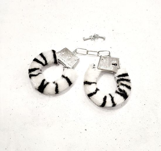 Наручники меховые, зебра