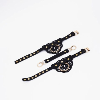 Черные оковы с золотистой фурнитурой