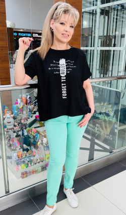 Черная блузон-футболка с пайетками и вертикальной надписью