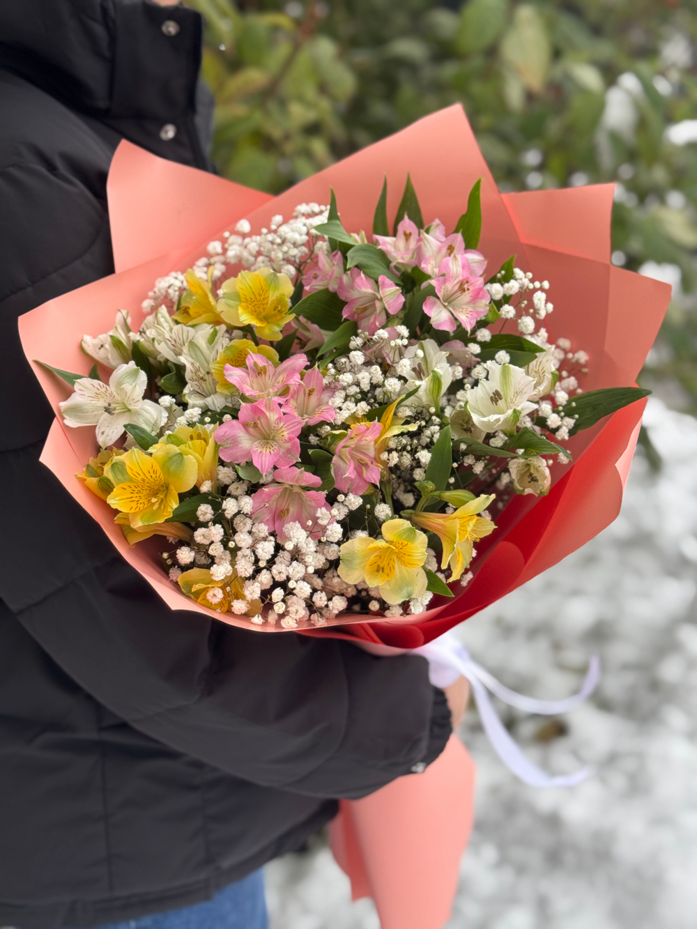 Букет цветов Альстромерии микс с гипсофилой