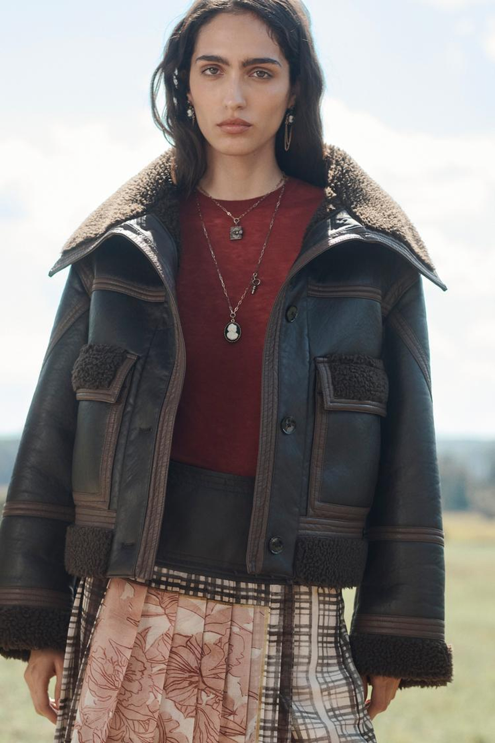 ZARA КУРТКА-ДУБЛЕНКА С КОНТРАСТНЫМ ВОРОТНИКОМ, ШОКОЛАДНЫЙ